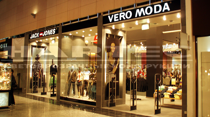 Цельностеклянная витрина