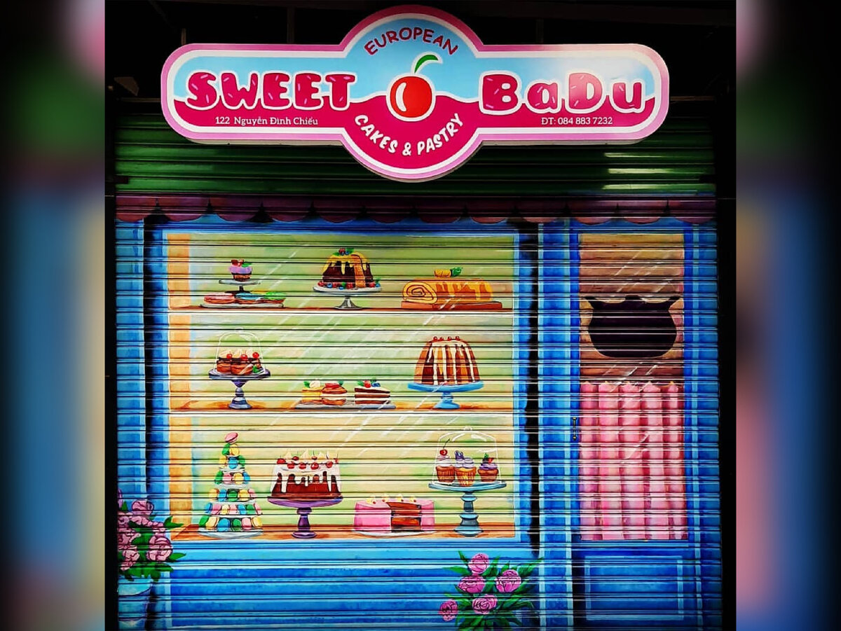 Внешний вид кондитерской "Sweet BaDu", с закрытыми рольставнями как Вам рисунок? Фото "Sweet BaDu" 