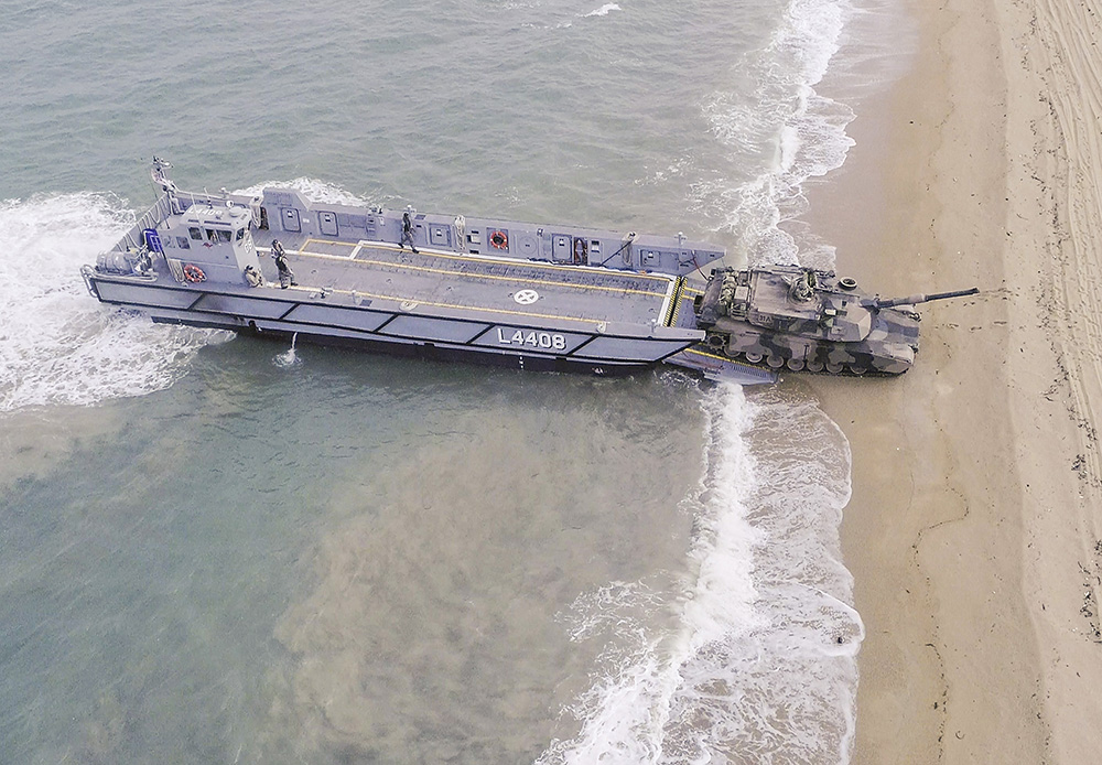 Выгрузка техники с борта многоцелевого десантного катера (фото Royal Australian navy)