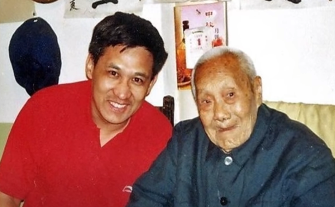 Сунь Яотин (справа) в обители буддистов. Фото 1994 года.