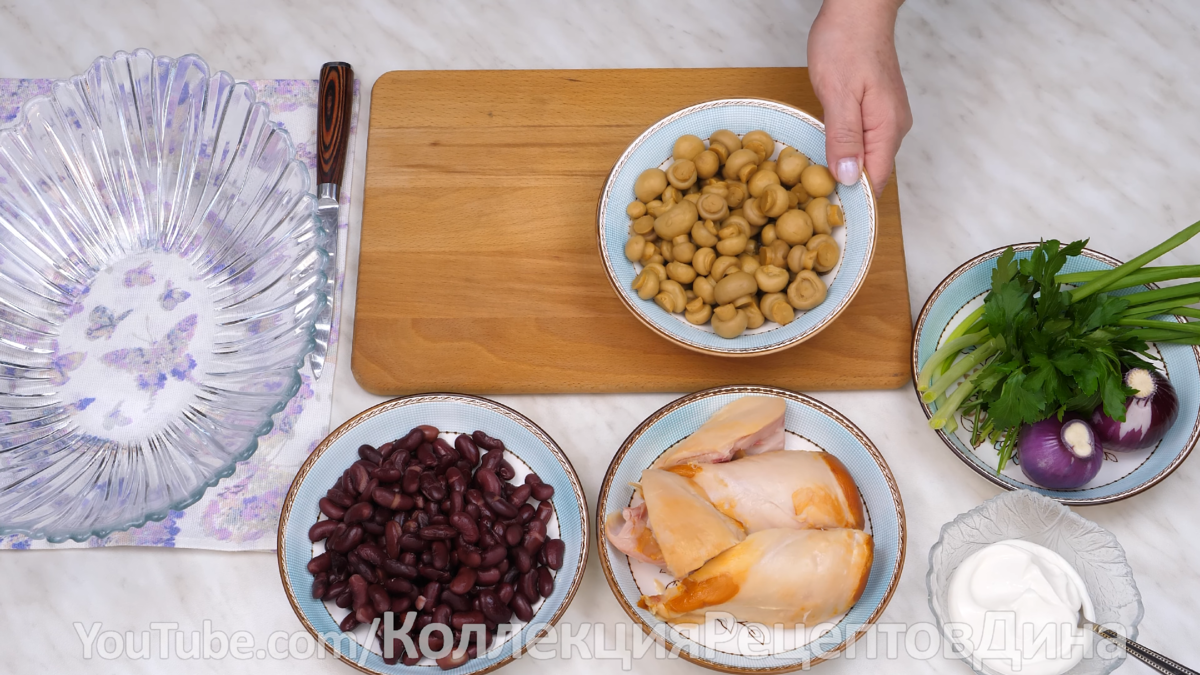 Салат с копченой курицей, стручковой фасолью и шампиньонами