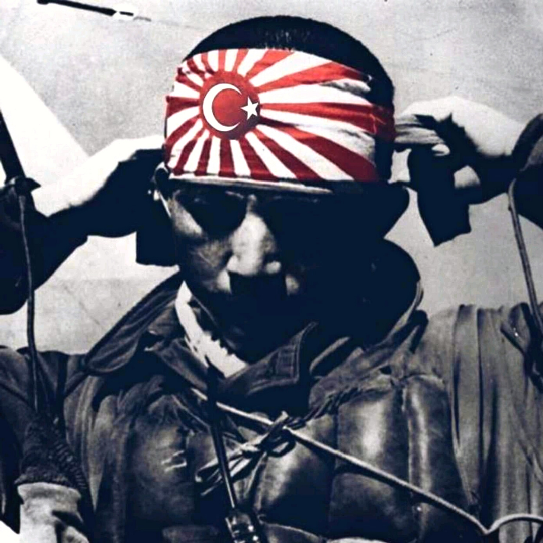 Японский камикадзе надевает на лоб бандо с изображением восходящего солнца, Тихоокеанская война, 1944-1945 гг. Раскрашенный документ. (Apic/Getty Images)