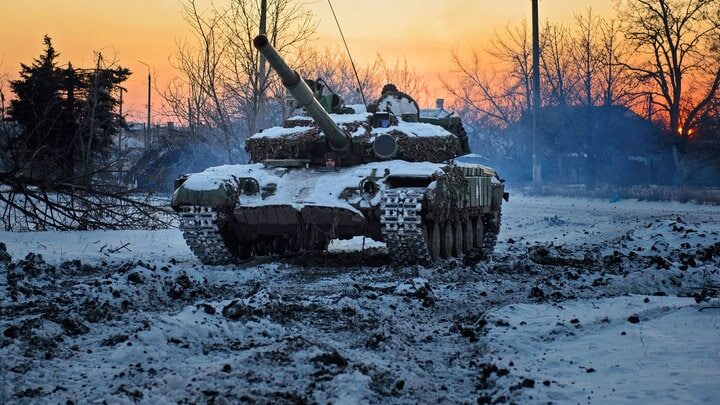 Бывший премьер-министр ДНР, а ныне депутат Госдумы России Александр Бородай заявил, что война с Украиной начнётся либо со дня на день, либо в апреле.

«Противник действительно готовит наступление на Донбасс. По оценкам нашей разведки, там где-то не менее 120 тысяч человек, большое количество бронетехники. Нам остаётся воевать. Для Донбасса это, рано или поздно, конечно, закончится войной. Просто это произойдёт либо в ближайшее время, либо оттянется на весну. Сейчас земля ещё промёрзшая и где-то в течение февраля будет такой оставаться, а когда там наступает оттепель, то там будет такая грязища страшная, что никакая техника не пройдёт. Поэтому боевые действия начнутся в считанные дни, недели либо же отложатся до времени, когда земля подсохнет, а это середина-конец апреля»

Украина нападет на ДНР и ЛНР?
