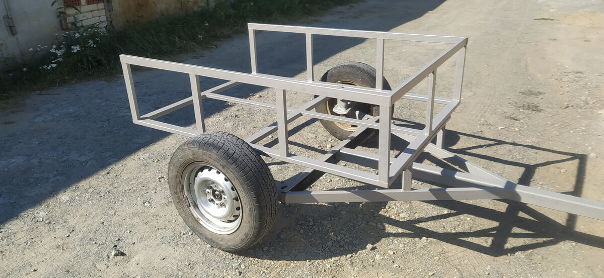 Купил мотоблок Брайт 105 PRO, к нему доделываю прицеп.За основу взял заднюю балку с ВАЗ- 2108(можно с 09-15, они вроде как одинаковые).Размеры кузова 1500х1100 мм, высота бортов 360 мм, , борта из 20 х 40 мм, балка из 60 х 60 мм. Борта обшиты оцинковкой некондицией 0.65 мм., Задний борт без петель, приварил пальцы которые вставляются в отверстия в днище.