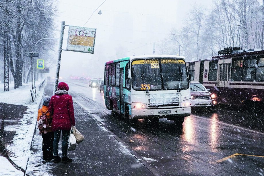 Важно, чтобы пассажиры не ощутили дефицита провозной способности из-за преждевременной отмены маршруток. Фото: Алексей Даничев/РИА Новости