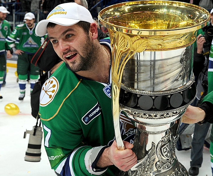 Радулов с Кубком Гагарина в 2011 году.