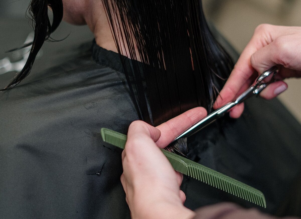 Стрижка волосы феврале 2024. She's Cutting her hair.