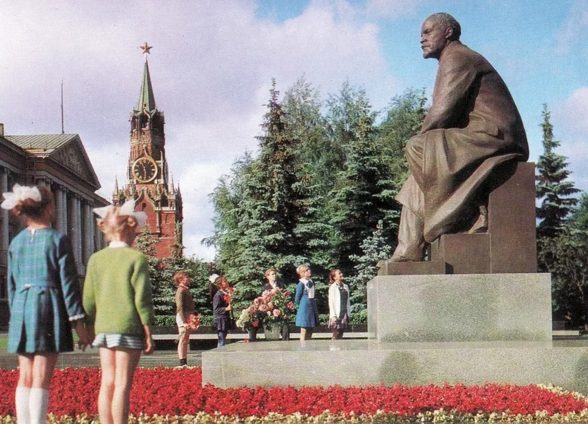 Скульптуры ссср 30-х годов. Советские фотографии памятник. Памятник ленину в москве кремль. Памятники ленину в ссср. Клайпеда литовская сср.