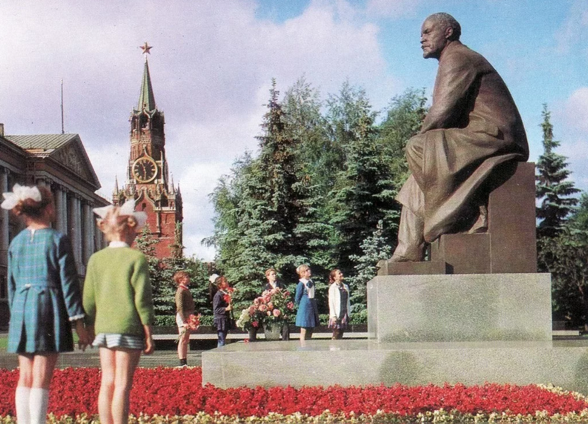 Историческое место ссср. Памятник Ленину в Москве Кремль. Памятник Ленину в Кремле СССР. Памятник Ленину в Московском Кремле. СССР сталинский памятник Ленину.