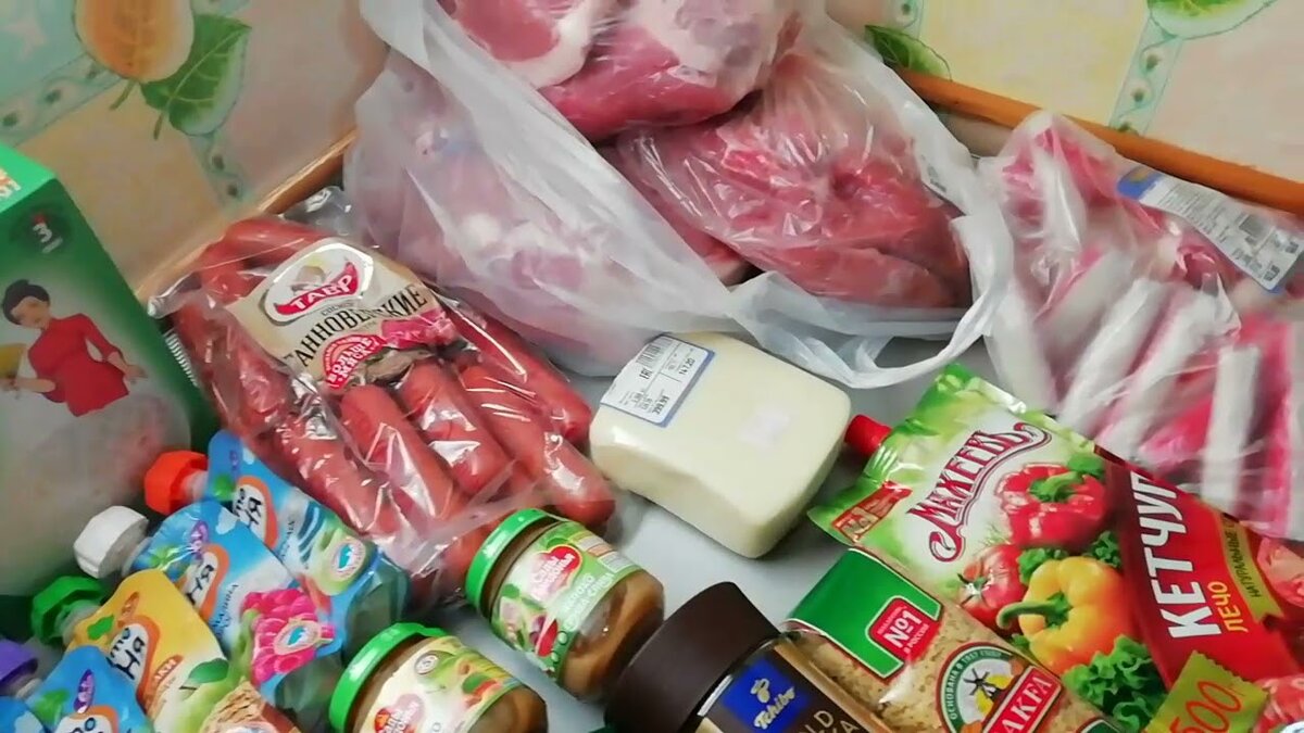    Мы приносим из магазина много разной упаковки. Мы её оплатили. И что, просто взять и выкинуть?! Её можно использовать хотя бы еще раз. Нет, не стоит мыть очень грязную, жирную с резким запах. Такую только в мусорное ведро. Экономим воду, время и свои нервы. А остальное мы можем использовать. Не нужно покупать специальные контейнера в магазинах. Всё у нас под рукой.  Вот как я то, что покупаю вместе с продуктами.
Стеклянные банки.
1.	Хранение как продуктов питания, так и других мелких вещей (пуговицы, гвозди, шурупы, монетки и т. д.
2.	Проращивание зеленого лука на подоконнике.
3.	Заготовки на зиму.
