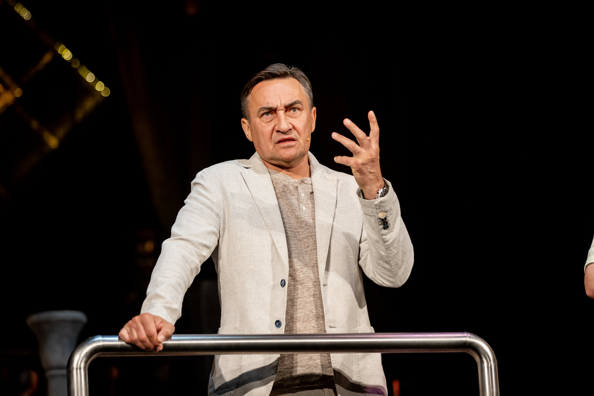 фото со спектакля «Один день из смерти Вадика Беляева»