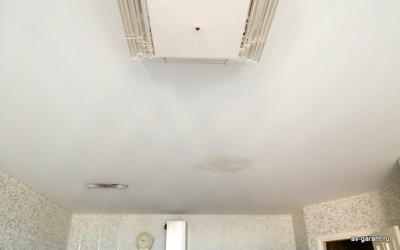 На фото: протечка в помещении под террасой