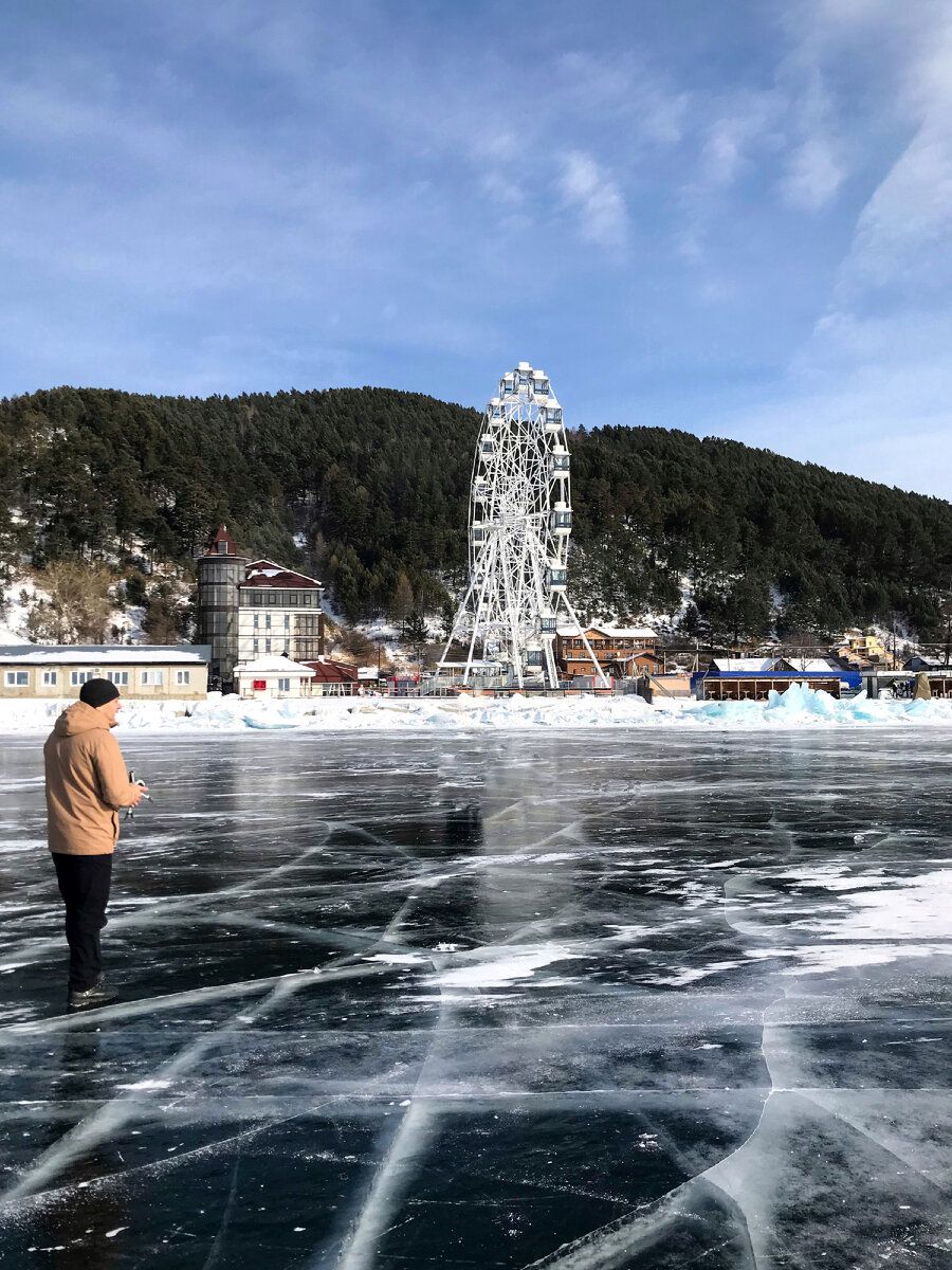 Вид на колесо со льда Байкала 