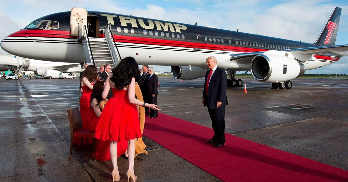 Красная дорожка у самолета Трампа