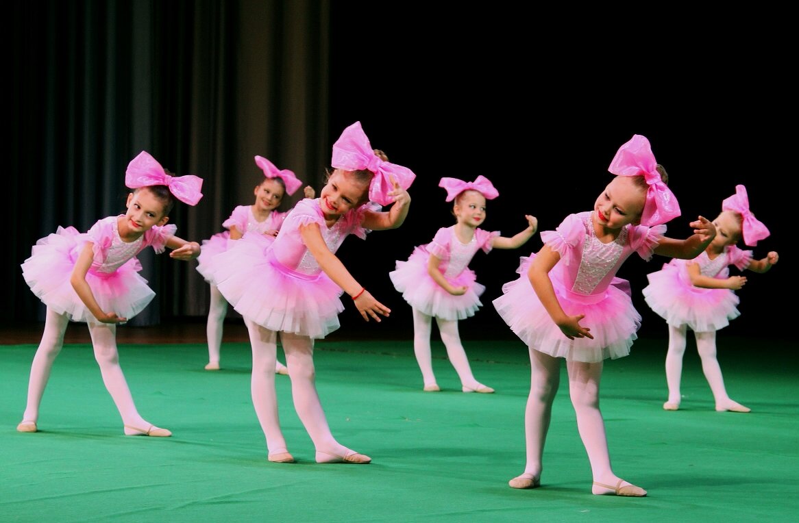 Музыка куколок. Костюм куклы для танца. Костюмы для танцевальных коллективов. Костюмы для танцевальных коллективов детские. Детские танцы.