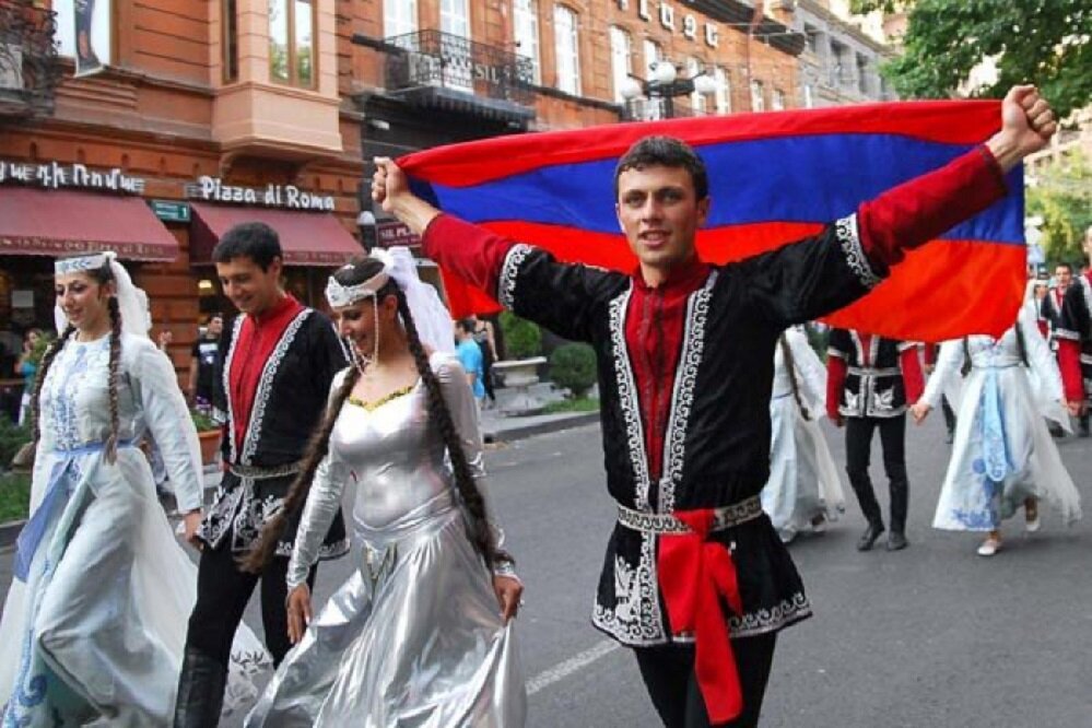 Поставь армяне. Армяне фото. Армянская Национальная одежда мужская. Армения народ. Армяне нация.