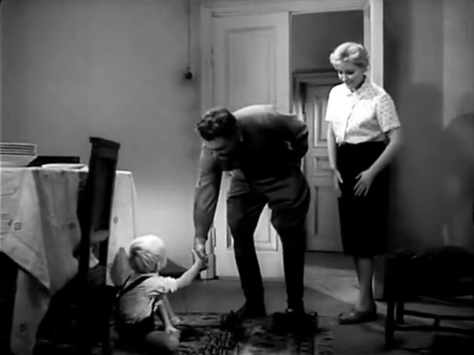 Серёжа и Коростелёв. Кадр из фильма