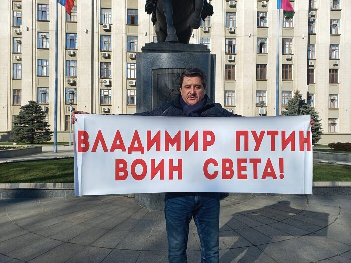 Активист ОНФ в Краснодарском крае Сергей Камаринский устроил одиночный пикет перед администрацией Краснодарского края//Фото: «Эксперт Юг»