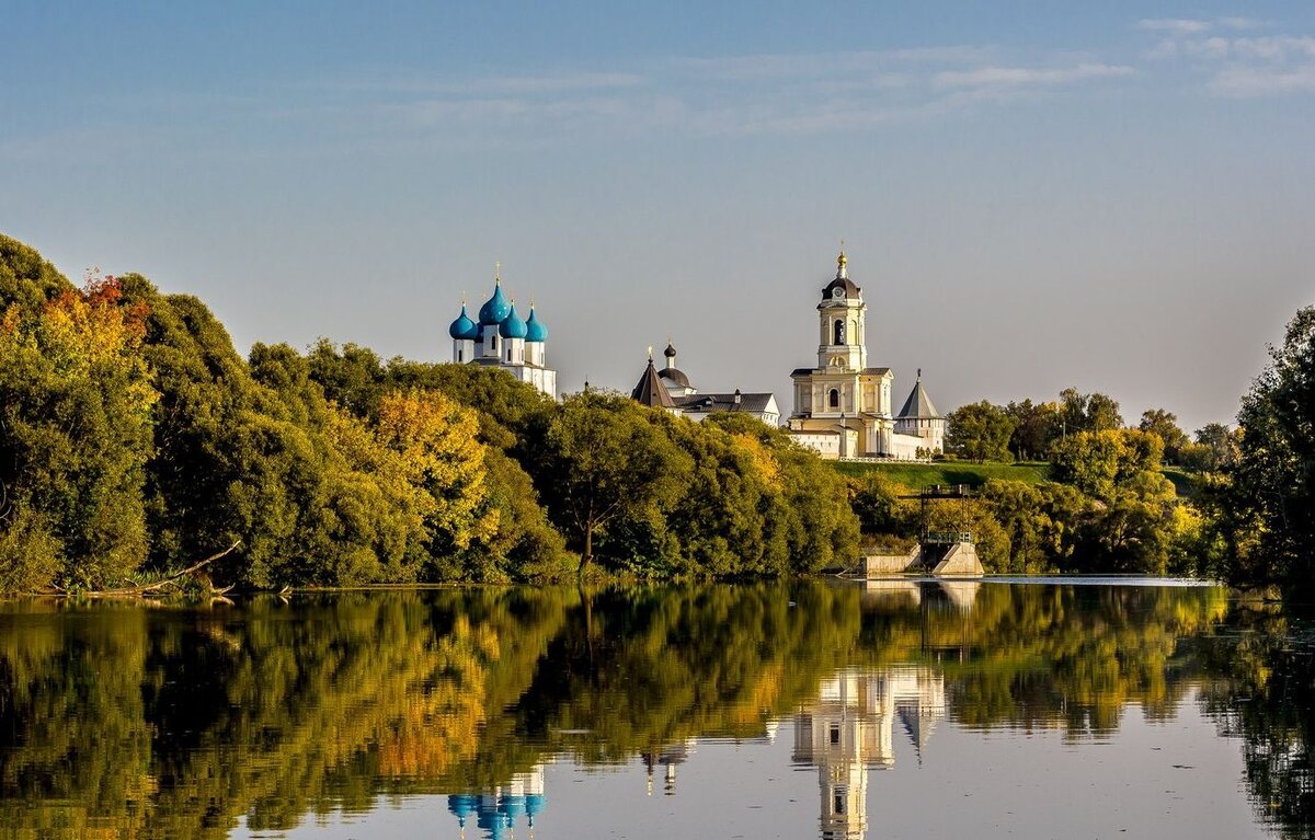 Серпухов Московская область. Серпухов центр города. Серпуховский монастырь Высоцкий вид с реки. Серпуховский Высоцкий монастырь вид сверху.