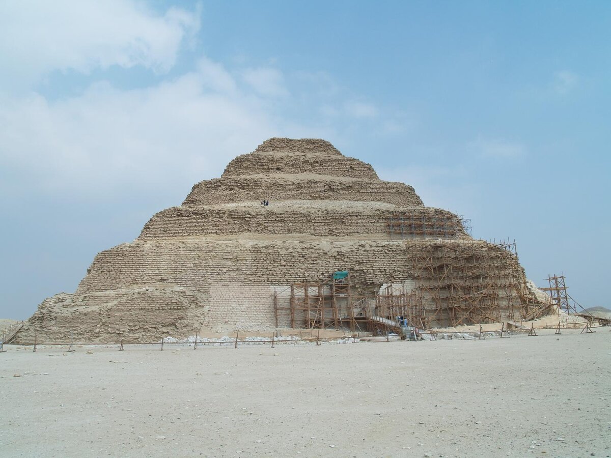 Шести ступенчатая пирамида построена около 2650 года., до нашей эры., является местом погребения фараона Джосера.  