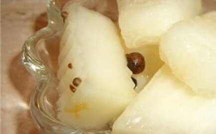 На фото конечно не те маринование дыни. Те немного другого цвета получались.