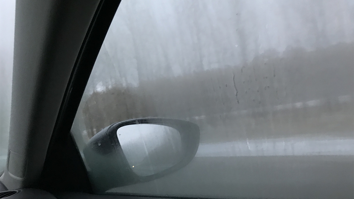 ВАЗ 2112 2003 запотевает лобовое стекло