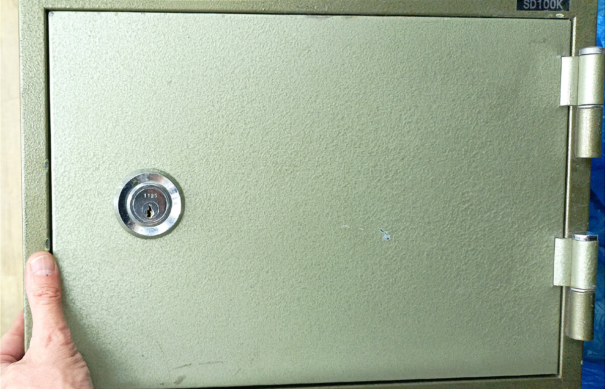 Сейф без ключей (индекс модели SD100К), S- сейф, D- Diplomat, 100- номер модели, К- ключевой замóк.