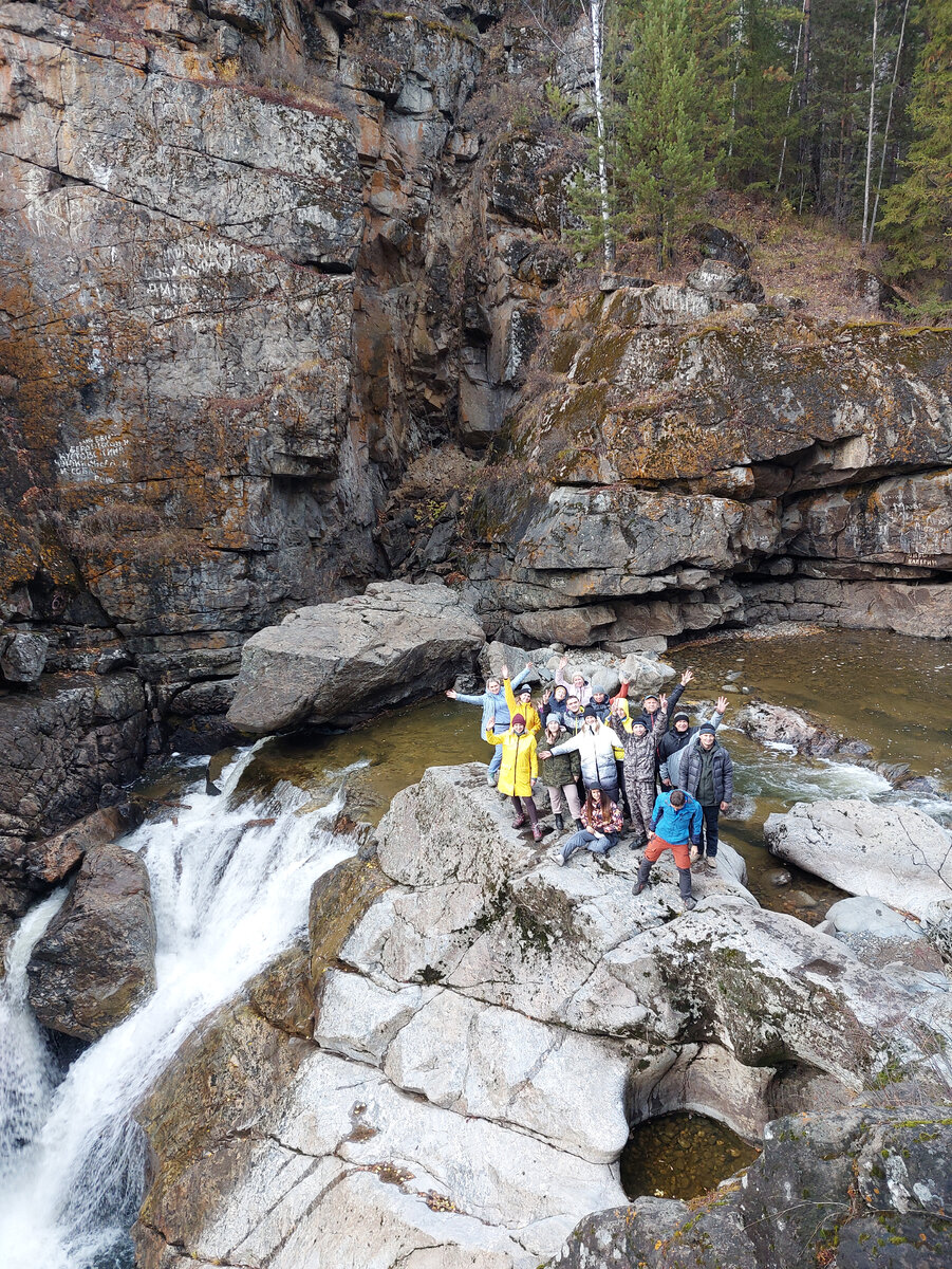 коллективное фото на фоне водопада