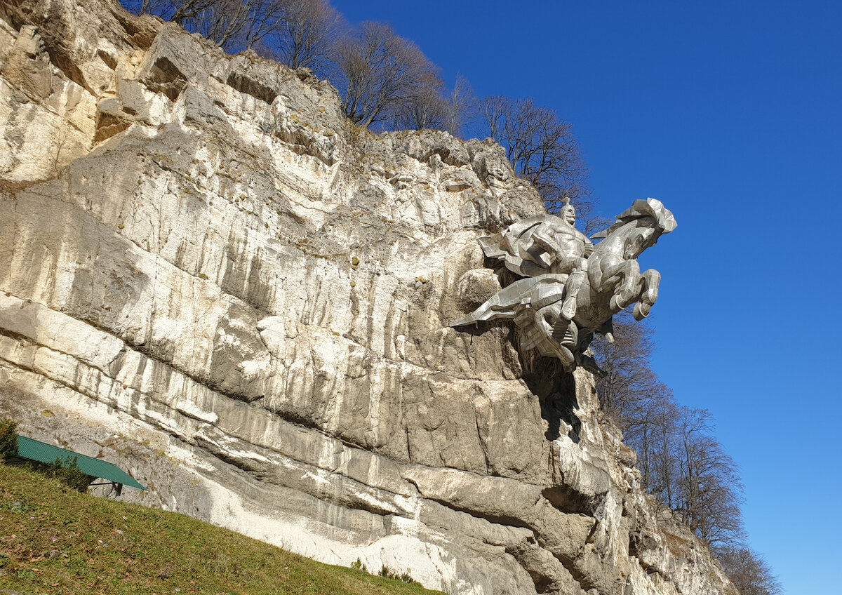 Памятник Уастырджи в Алагирском ущелье 