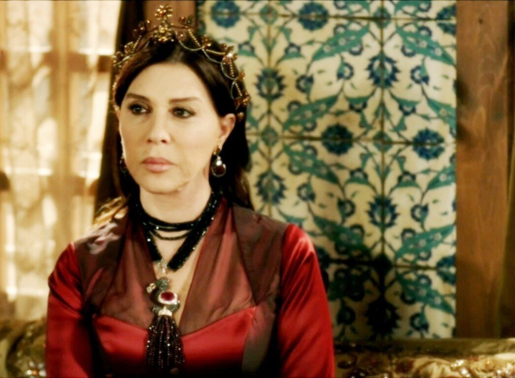 Модный обзор по сериалу Великолепный Век. Царственная валиде. Самые красивые колье с цветными камнями