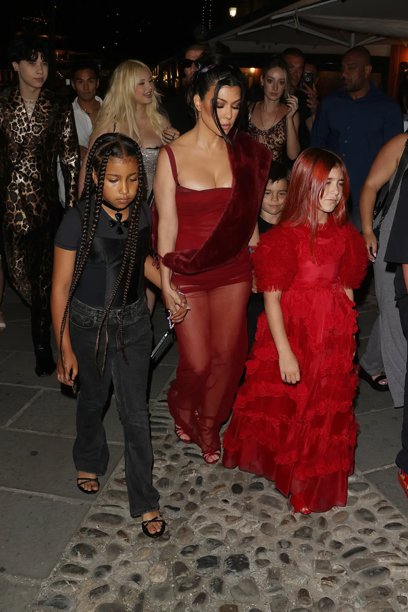 Вся семья Кардашьян-Дженнер была одета в Dolce & Gabbana для приветственного ужина Кортни и Трэвиса в пятницу.