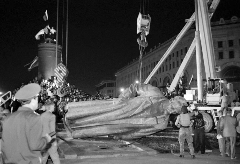 Снос памятника Дзержинскому 22 августа 1991 года. Фото: Александр Земляниченко​