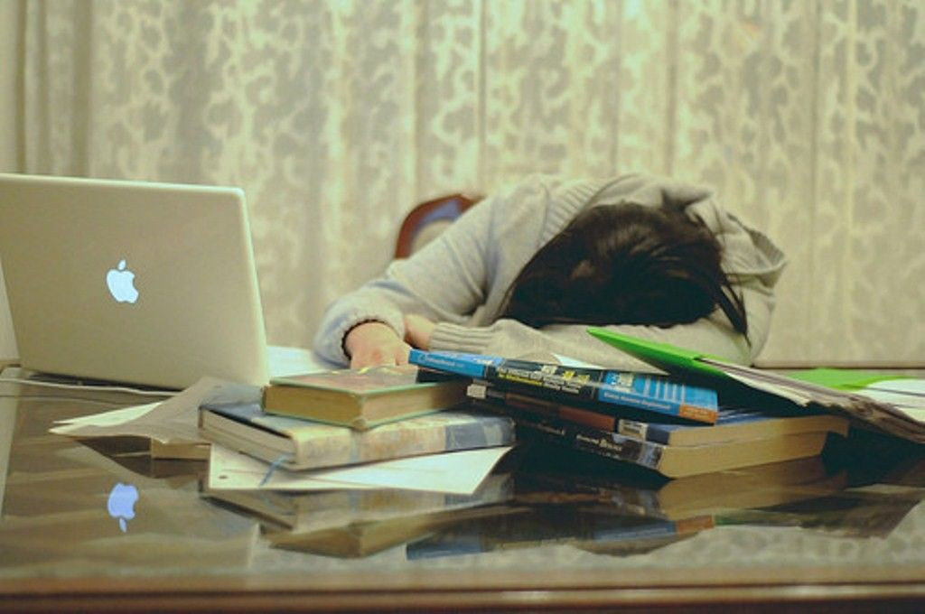 Устал учиться. Усталость от учебы. Уснул за столом. Уставший от учебы. Уснул за книгой.