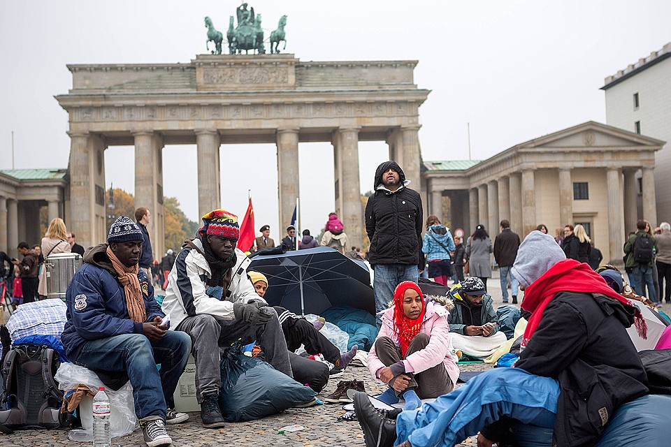 Беженцы в Германии. Арабы беженцы в Германии. Германия 2011 беженцы. Миграционный кризис в Германии 2015. В москве двое иммигрантов