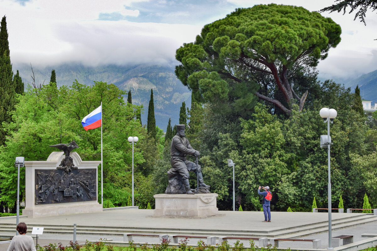 Памятник александру ялта. Ливадийский парк в Ялте. Ливадийский парк в Симферополе. 16. Ливадийский парк. Ливадийский дворец памятник Александру 3.