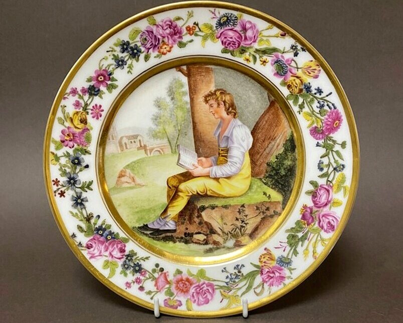 Тарелка десертная с миниатюрой "Читающий юноша" 1818-22 г., "Государственный музей-усадьба "Архангельское", https://goskatalog.ru/
