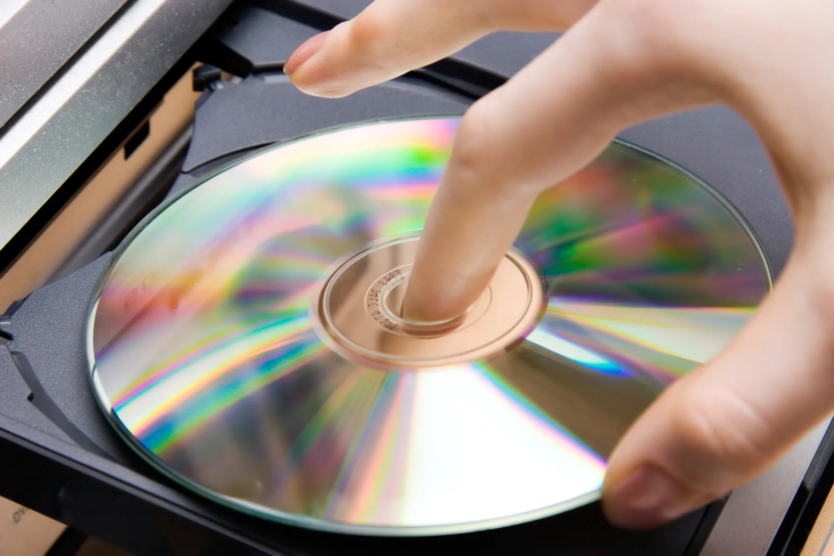 Как вставить диск 2. Диск в руке. cd диск. вставляет диск в дисковод. cd-rom диск.