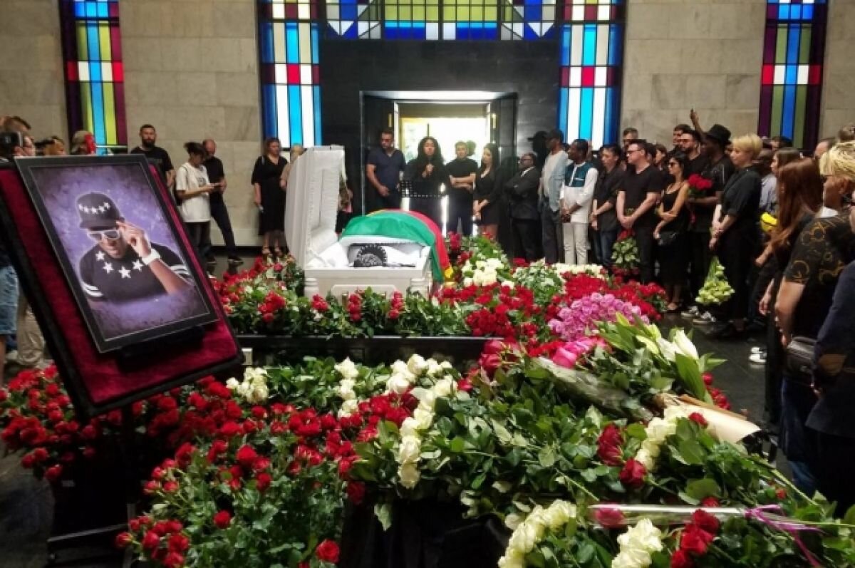    Пьера Нарцисса положили в гроб в любимой кепке