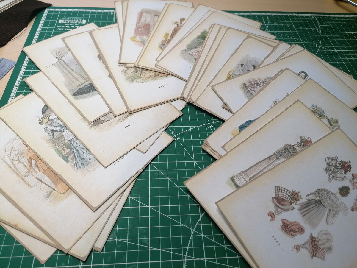 Рисунки я наклеила на крафт-картон. 