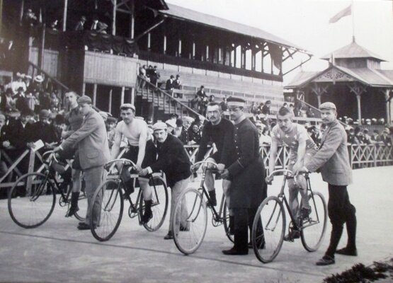 На фотографии представлено одно из старинных соревнований велосипедистов