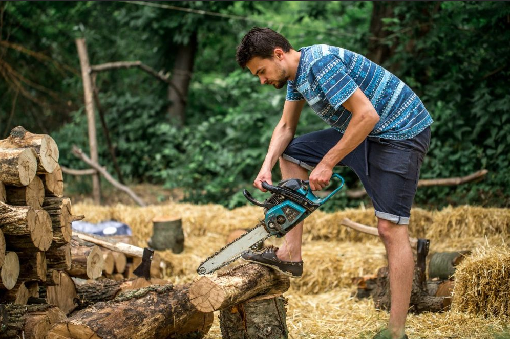 Рубить дрова. Двуручный топор для рубки дров. Рубить дрова. Рубить дрова. Топор-колун fiskars 1015643.