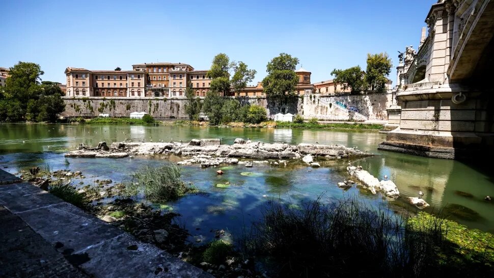 После периода необычно жаркой погоды и небольшого количества осадков теперь можно увидеть появившиеся из под воды остатки древнего моста через реку Тибр в Риме, Италия.