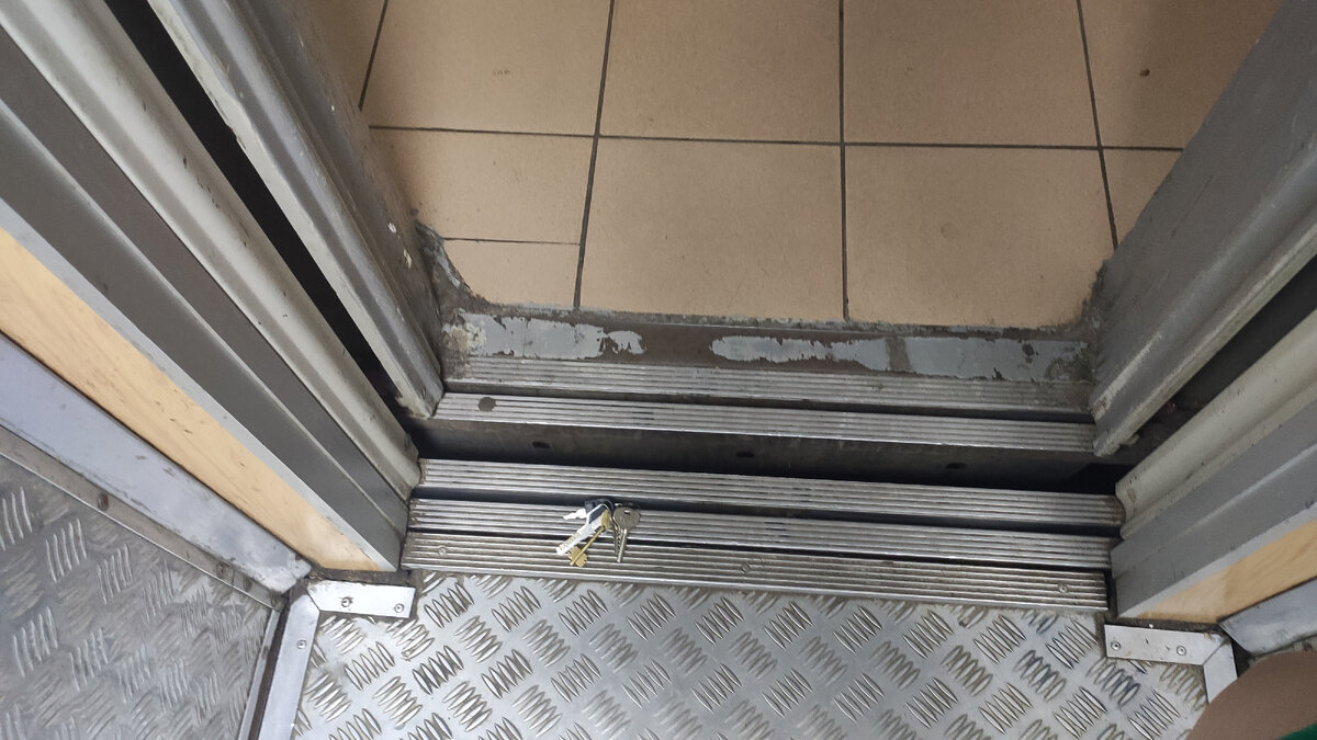 Это постановочное фото. При съемках ни одного ключика и лифтёра не пострадало 😊