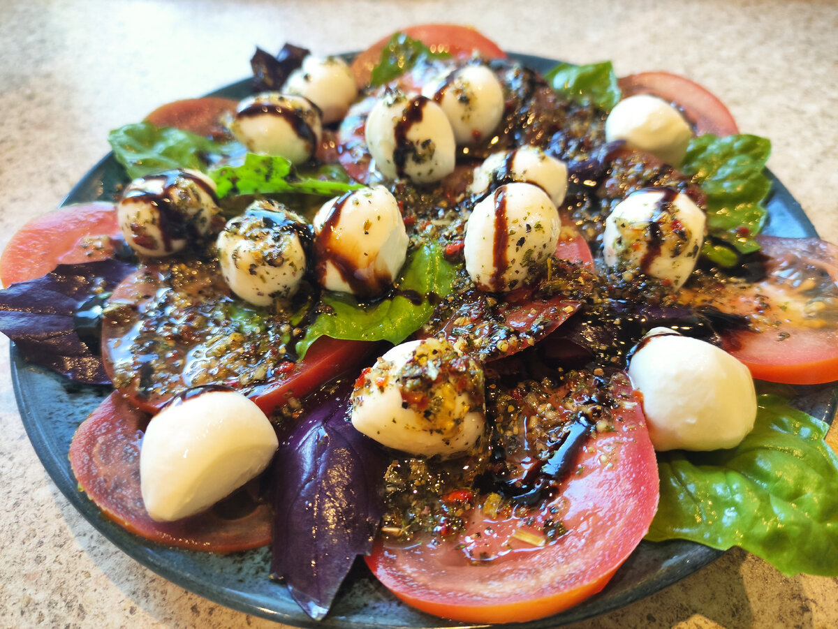 Салат с моцареллой (фото автора) 