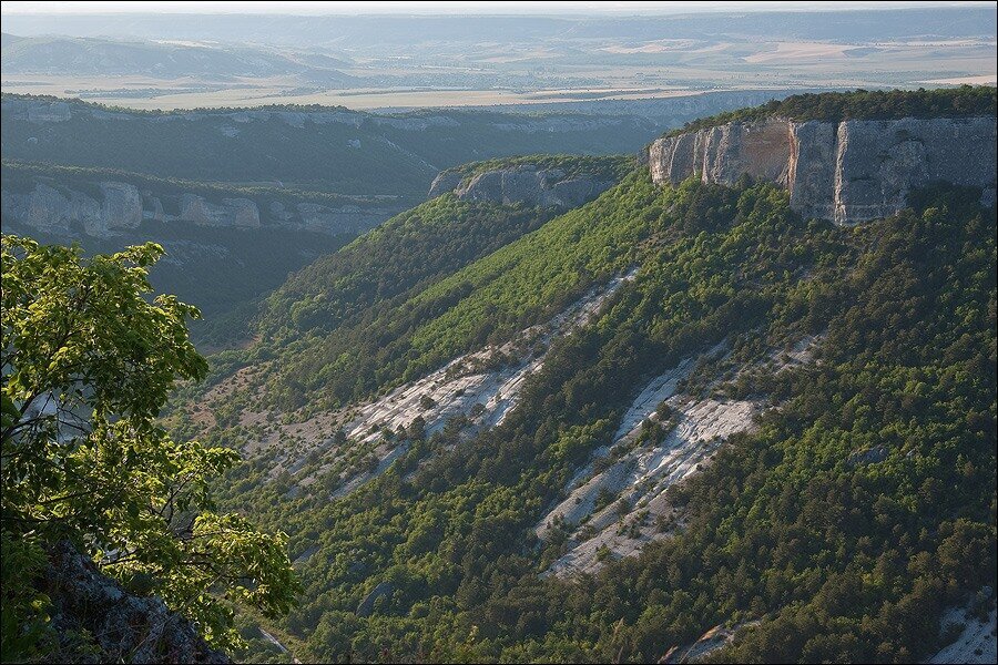 Скалы Чараклык, за которыми начинается Каралезская долина