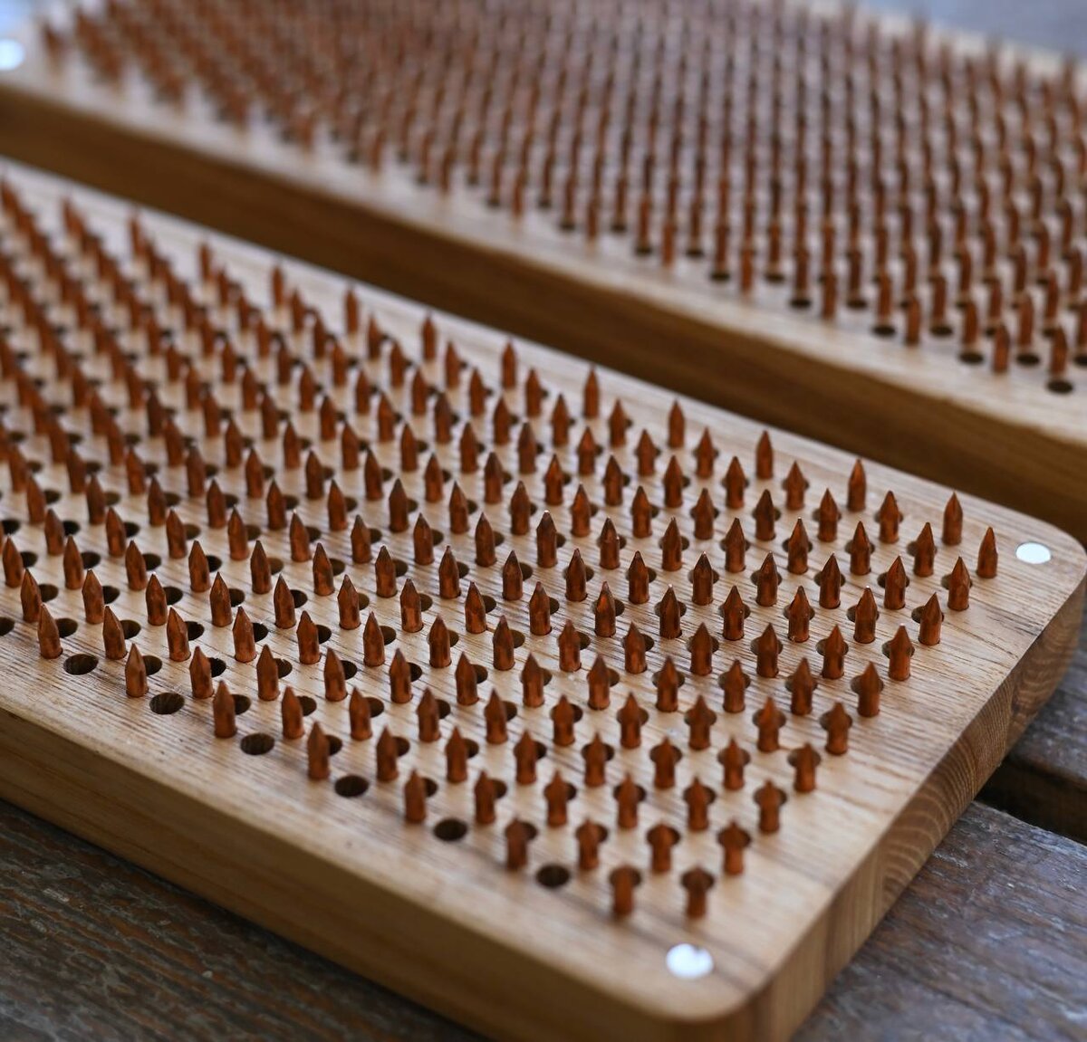 ✨Медные, а точнее говоря, омедненные гвозди тоже довольно популярны. Как проводники энергии⚡️ они более интенсивно работают, поэтому стоять на них посложнее, чем на оцинкованных, более ощутимо, я бы сказала. Мне понадобилось время, чтобы привыкнуть к медным после оцинкованных🤭Но на самом деле все очень индивидуально, не факт, что вас будет так же. Медь считается металлом жизни🌱, так как тесно связана с энергией Земли🌎 
Она снимает напряжение и позволяет стать увереннее в себе, а ещё хорошо снимает негатив.
