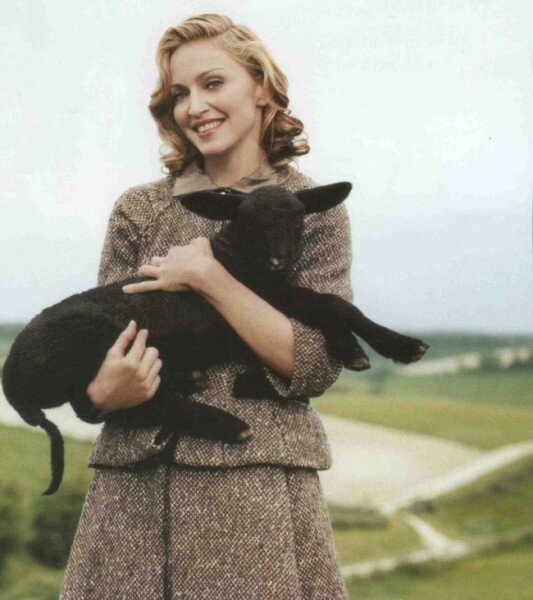 Отказалась от мяса в 15 лет, потом начала заниматься йогой и духовными практиками и стала строгим веганом. 