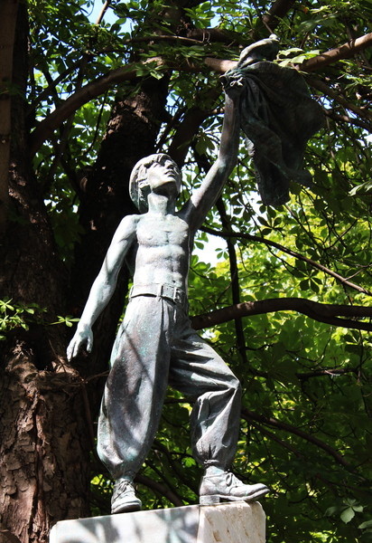 памятник Л. К. Дурову на Новодевичьем кладбище (архитектор А. Рукавишников)