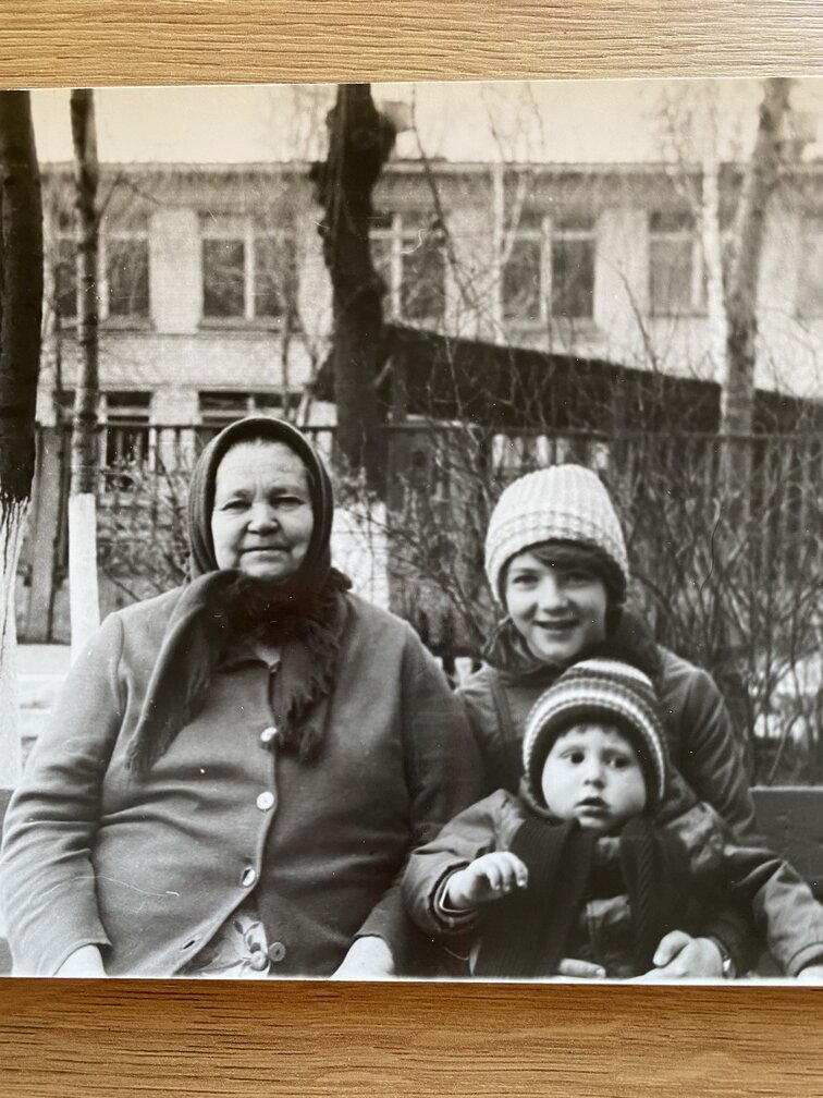 С бабушкой Маней и каким-то соседским ребенком