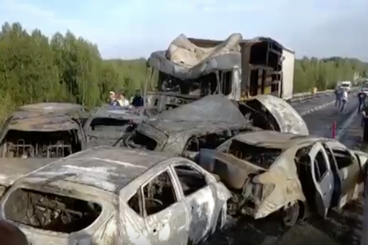    В Вологодской области из-за ДТП сгорели восемь машин